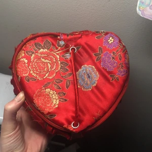 Asiatisk sminkväska - Fint skick, frakten är 48kr med frimärken💞