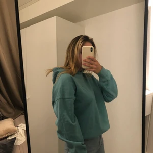 Hoodie - Använd fåtal gånger, relativt ny inköpt, passar storlek S, en aning över size. Köparen står för frakt 