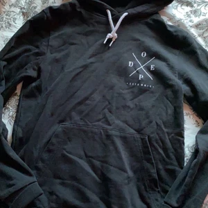 Svart dope hoodie - säljer en svart dope hoodie i storlek 36, den är väldigt oanvänd så nästan som ny. 