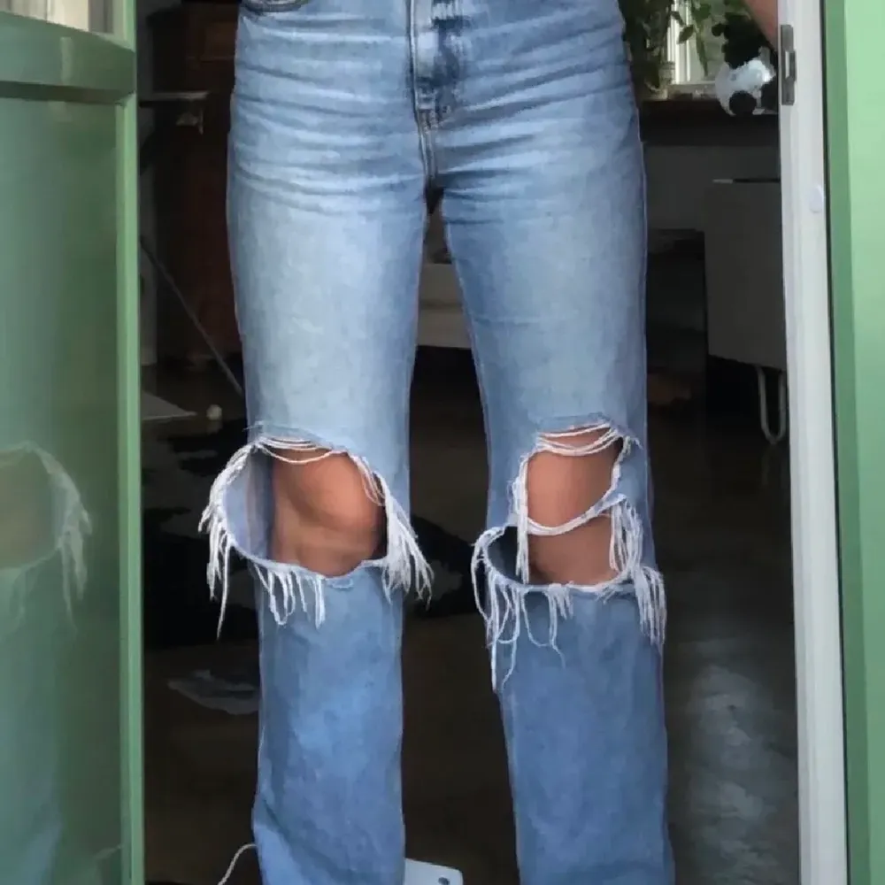 De mesta perfekta jeansen med supersnygg pass form, sitter skit bra i rumpan och är extremt sköna. Storlek 36 men passar mig som brukar ha 38 ändå.. Jeans & Byxor.