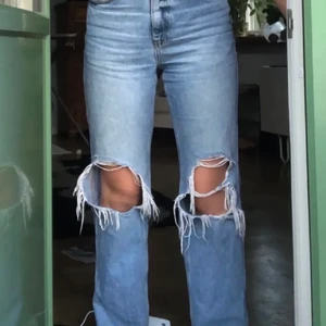 High waist ribbed jeans - De mesta perfekta jeansen med supersnygg pass form, sitter skit bra i rumpan och är extremt sköna. Storlek 36 men passar mig som brukar ha 38 ändå.