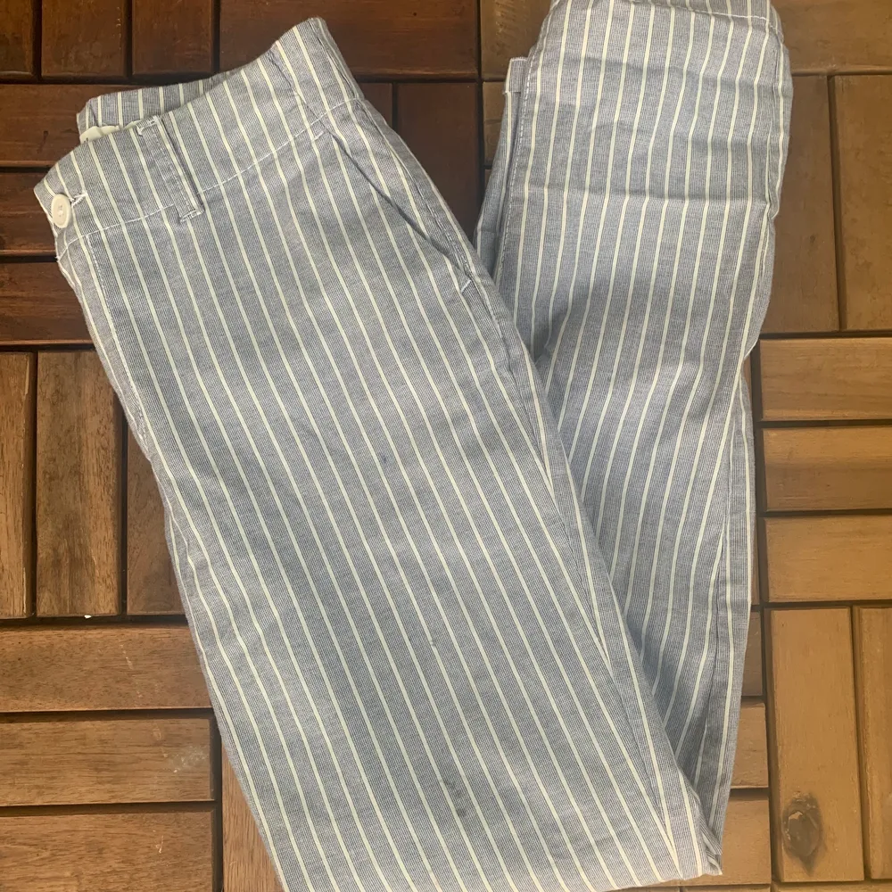Skitsnygga och sköna byxor från hm i ljusblått med vita ränder i storlek xs/s. (frakt kostar 66). Jeans & Byxor.