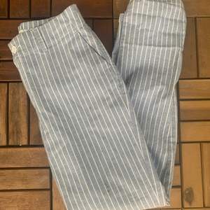 Skitsnygga och sköna byxor från hm i ljusblått med vita ränder i storlek xs/s. (frakt kostar 66)