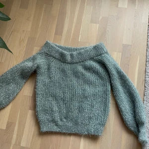 Stickad glittrig offshoulder tröja - Offshouldertröja från Gina tricot. Storlek M. Oanvänd