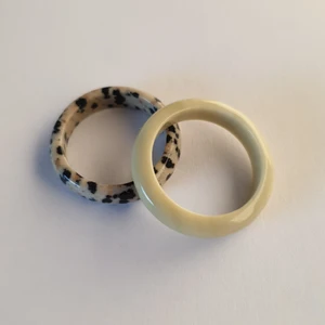 Chunky kristall ringar - [DALMATIN RING SÅLD!!! BARA GUL/GRÖN RING KVAR] Två ringar i kristall, en gul/grön och en av dalmatinsten 💍 Aldrig använda och säljer pga. för stor storlek 😊