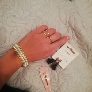 Smycken - Säljer olika smycken/accessoarer. Pris 15 kr för allt✨🐚