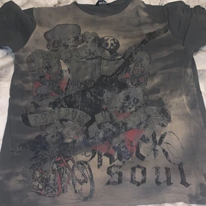 Grudge t-shirt - Hej! säljer denna cool tröja som jag köpte ifrån en  secondhand, tröjan passar mig som är en S. 🐢