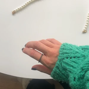 Ring med svarta diamanter - Ring i guldplätering med svarta stenar på. 