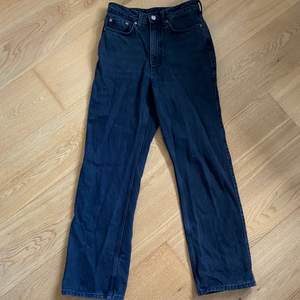 Jeans från weekday i modellen Rowe, köpare står för frakten