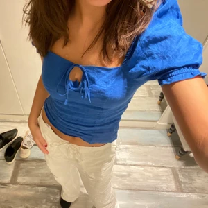 Blå linne tröja - Blå tröja från H&M i linne material. Använd 2 gånger sen jag köpte det förra året. Skick 10/10. Storlek Xs men passar S också. 