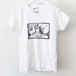 V-neck screentryckt t-shirt - Vit screentryckt t-shirt med motivet "Do u care repair and rewear" i svart 🖤🤍 Storlek: L (man storlek) Kan mötas upp i Luleå! Köparen står för frakt