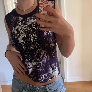 Lila linne med tryck  - Lila linne med tryck och små silver nitar! 100kr inklusive frakt!