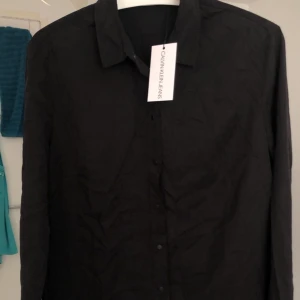 Calvin Klein skjorta  - Helt ny strl M. Köpt för 650kr, kan fixa kvitto om det behövs. Väldigt skönt material och inte som vanligt material skjortor brukar ha