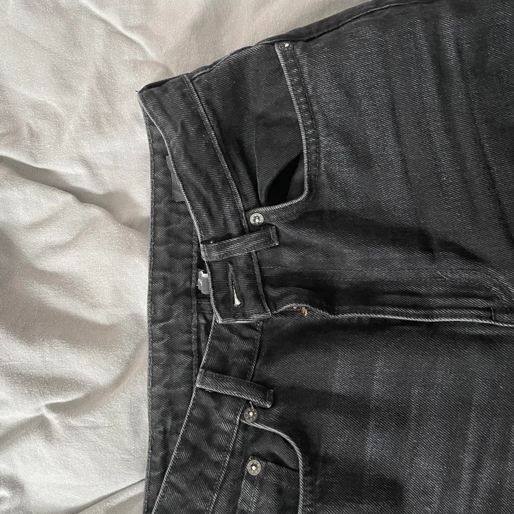 Säljer dessa fina jeansen pga att dom blivit för små för mig under sommaren…. Storlek 26/32 och har bra längd för mig som är 165cm. Lite urtvättade (se andra bilden) men varsamt använda och sitter fortfarande bra. . Jeans & Byxor.