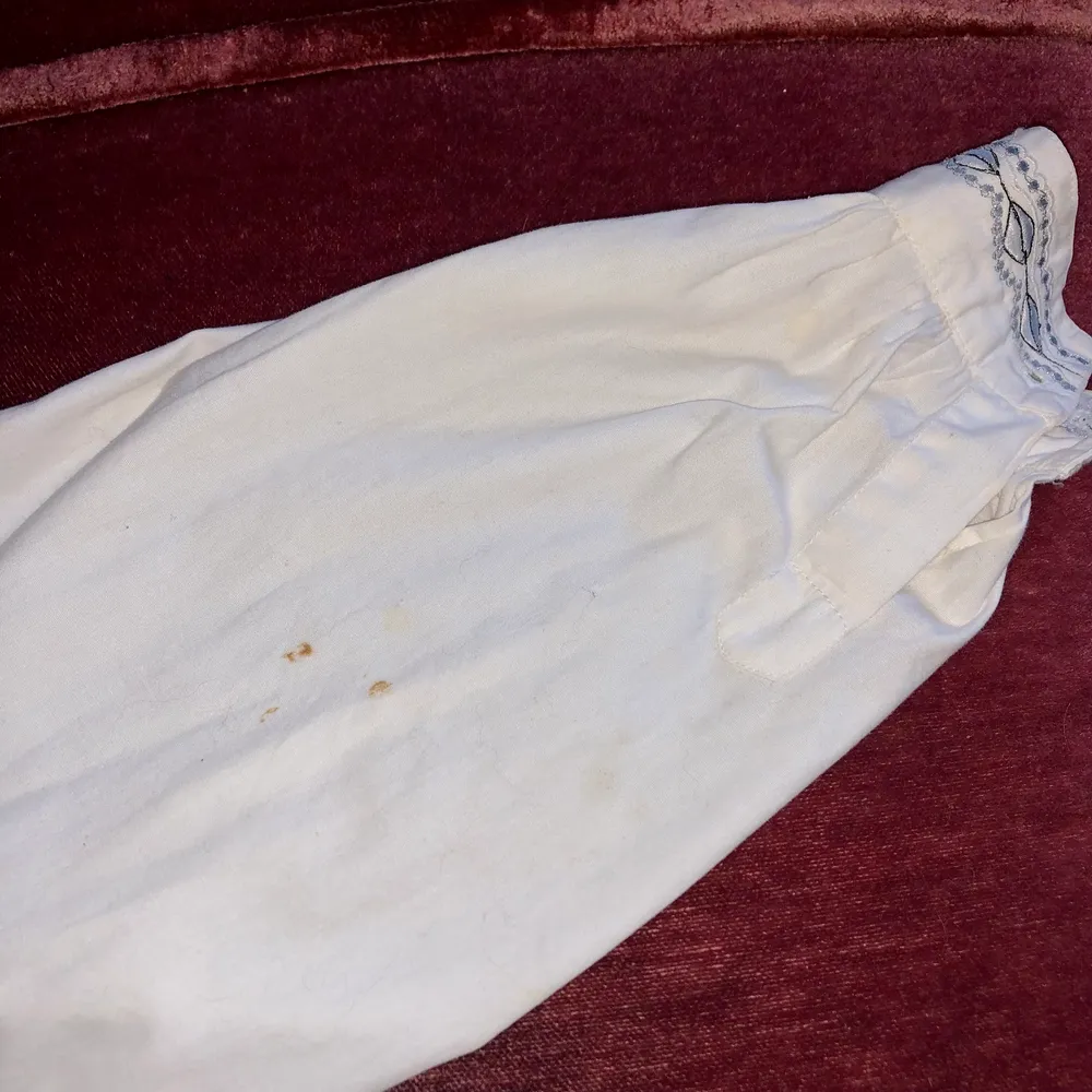 Cool vit vintage skjorta med broderat mönster från märket Giorgio Kauten. Några småfläckar på baksidan av ena ärmen men är inget som riktigt syns (se bild 3). Står ingen storlek men skulle säga att den är i storlek M.❗️Köparen står för frakten❗️Skriv om du har några frågor💕. Skjortor.
