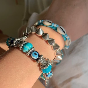 3 st olika armband  - 3 st olika jätte snygga armband 1 blå fina pärlor och små berlocker 2 nitar som jag tror är plast, därför jätte skönt och inte tungt för handen 3 blåa fina pärlor med söta snäckor, går att justera. Alla 3 för 100kr eller var och en för 40 kr styck (+ frakt)💞