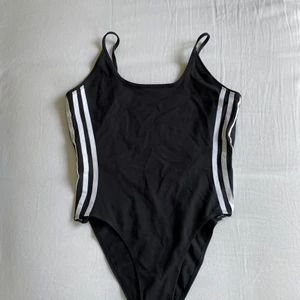 Adidas Body, strl Xs - Super snygg body, men som har tyvärr aldrig kommit till användning. Skriv för fler bilder! 🖤
