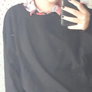 Rutigt skjort-linne - Fin att använda som en undertröja för att få kragen, supercool. Den hade två tygbitar på var sida knapparna som man kunde knyta ihop men de har jag själv sytt bort.