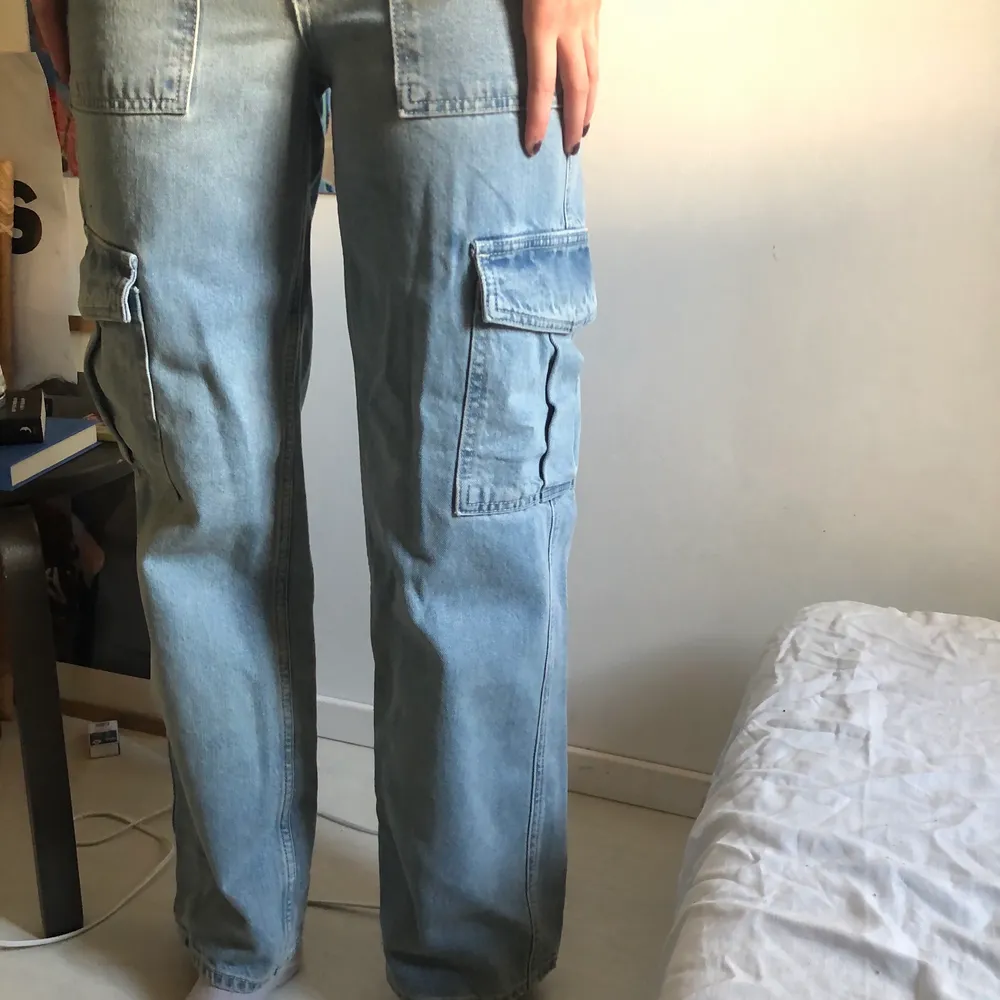 Jättesnygga jeans från Urban outfitters! De är i nytt skick och har lappen kvar. Storlek 26 i midjan och 32 i längd. Köptes för 800 kr men säljs för 350!. Jeans & Byxor.