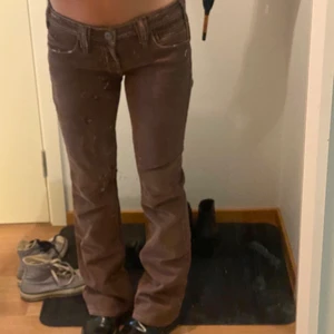 Bruna lågmidjade jeans - Säljer dessa AS snygga bruna lågmidjade jeansen!! Fraktar eller möts upp i sthlm 💕 Jag är 160 och de är något långa på mig.