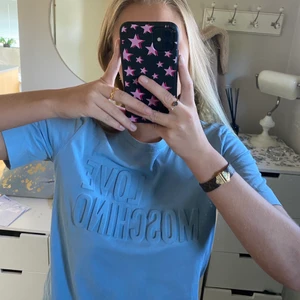 Moschino tshirt - Tshirt från moschino i storlek S. Köpt för 1500kr