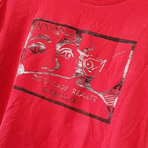 Screentryckt röd t-shirt - En röd t-shirt med trycket "Do u care, repair and rewear?" i en spännande färgblandning 🌞 Storlek: M Kan mötas upp i Luleå! Annars står köpare för frakt