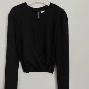 Tröja XS - Jätte fin o korsad tröja från H&M i storleken XS! Den är svart o lite glittrig av sig o sitter verkligen som en smäck! Kommer börja med att lägga priset 50 kr så får ni fortsätta! + frakt! Tar endast swish o skriv bara om du är seriös!