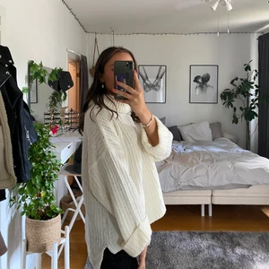 vit stickad tröja - jättemjuk och skön stickad tröja. Stl xs men det är tall så skulle säga att den passar S-L beroende på hur man vill att den ska sitta. Jag är 172cm lång, köparen står för frakten