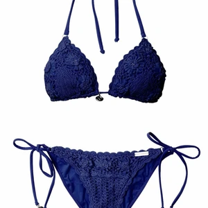 Bikini Panos Emporio - Säljer denna superfina virkade bikiniunderdel från Panos Emporio. Den är använd ett fåtal gånger och är i stort sätt i nyskick. Köpte den för ca 600 kr🥰 skriv om du är intresserad. Köparen står för frakten