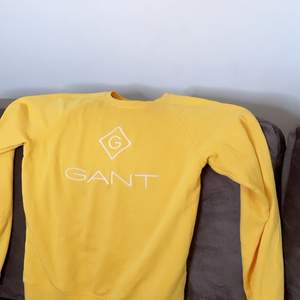 Cool Gant godiset, och vad passar bättre nu till hösten än en gul snygg Gant hoodie?! Nypris på hoodien är 799 kr och jag säljer den för 150 kr för jag inte har någon användning för den. Storleken är M men uppfattas som L