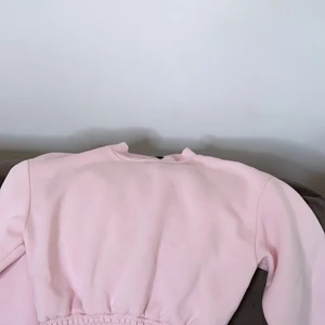 Chiquelle tröja  - Söt tröja från Chiquelle, kommer inte till användning men tycker den är otroligt snygg. Fick tröjan fick jag för ett år sedan, vet därför inte vad den kostar. Använd ett antal gånger men har otroligt bra kvalitet. Storlek XS men känns som M. Säljer den för 120 kr. 