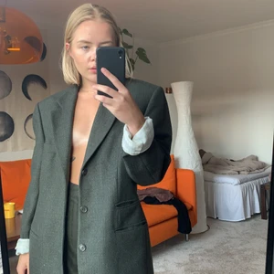 Grön kostym - Kostym som inte kommer till användning, jag har sytt in byxorna så de passar xs-s men det går att sprätta upp då de är insydda på flera olika ställen man man välja att bara sprätta något ställe för att få de lite större eller alla för att få de i originalstorlek 💞 så skulle säga att de passar vem som helst