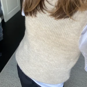 Stickad väst - Säljer en jättehärlig väst från veromoda