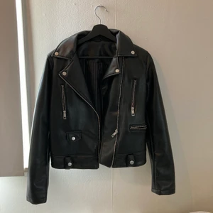 Skinnjacka  - 250 Kr och då är frakten inkluderad