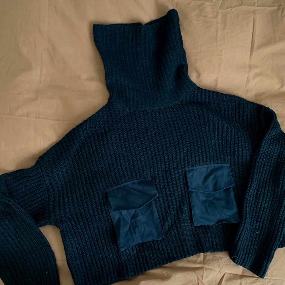 Stickad mörkblå tröja från Zara med riktiga fickor. Knappt använd!. Tröjor & Koftor.