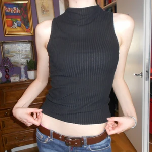 Svart halterneck topp 💋 - Cool svart sleeveless halterneck i ribbat tyg. Passar storlek XS-M beroende på önskad passform. Stretchigt material. 😎 OBS om du köper mer än ett plagg är frakten gratis! 