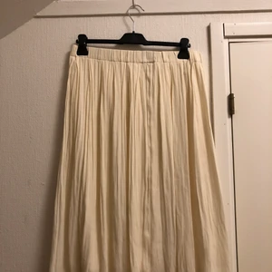 Vit kjol, stl M-L  - Vit kjol, stl M-L, säljer Pga den är lite stor för mig, väldigt mjukt material 