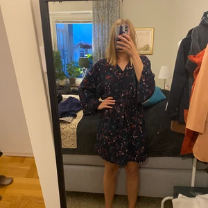 Klänning Monki storlek S - Mönstrad fin klänning från Monki i storlek S. Fint skick. 
