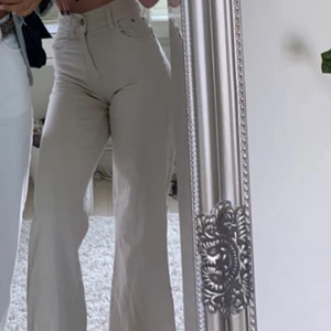 Bershka Jeans - Beiga jeans från bershka i superfint skick! Säljer pga de tyvärr har blivit för små för mig. Supersköna och jättefin färg som passar till allt! Hög midja