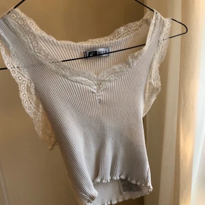 Sött vitt linne med spets  - Sjukt sött linne med spets❤️väldigt stretchig, finns även i svart!