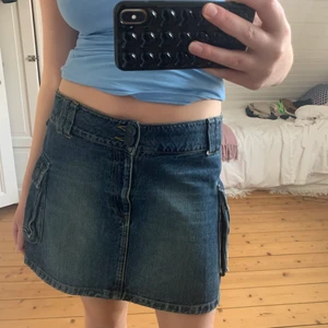 Lågmidjad jeanskjol - Jättecool lågmidjad jeanskjol med fickor på sidorna! Kjolen är köpt second hand. Säljer då jag redan har flera jeanskjolar och denna är lite stor på mig. Passar nog bäst en M.✨✨