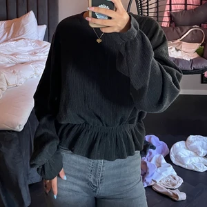 Topp med volang - En jättefin tröja ifrån Zara med lite volanger, i ett nyskick 