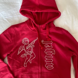 Rhinestone zip up hoodie❤️‍🔥 - LÄGG INTE BUD OM DU INTE VILL KÖPA! Zip up hoodie i den PERFEKTA röda färgen. Har satt på stenarna för hand själv. Tröjan är helt ny med lappen kvar. Väldigt skön och mjuk på insidan❤️‍🔥