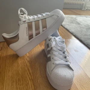Adidas superstar skor  - Adidas superstar skor med lite platå. I väldigt fint skick, använda 1 gång.  Köparen står för fraktkostnaden ⭐️ 