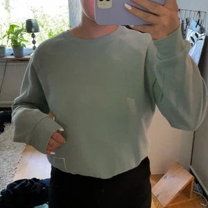 Grön sweatshirt  - Ljusgrön sweatshirt i nyskick💘 tveka inte på att ställa frågor om det är något du undrar!