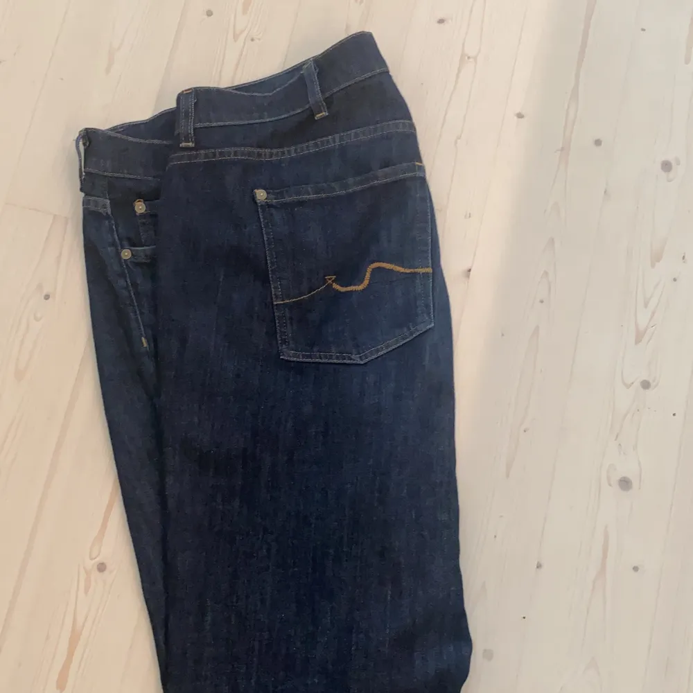 Ett par mörkblå baggy jeans med coola tryck på backre fickorna. Byxorna är mycket baggy på mig som ofta har 32-36. De har några blå småfleckar från färg men ingen som stör speciellt . Jeans & Byxor.