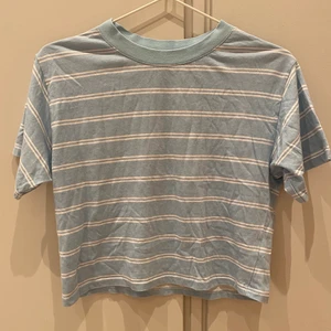 Croppad t-shirt - Säljer en pösig croppad t-shirt🥰Den är lite pösigare i modellen, tröjan sitter inte tajt på kroppen🥰30kr + frakt 