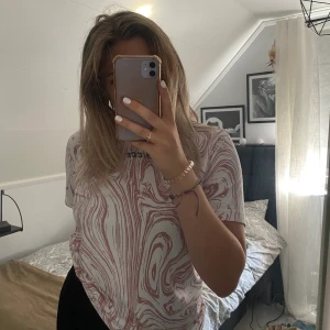 Vit och rosa t-shirt - En vit och rosa tisha från Nicce. Storlek M. Köpare står för frakt 📦