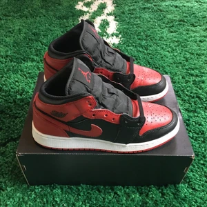 Air jordan 1 mid banned 2020 (GS) - Size US 7Y = EU 40. Condition 7,5/10. All original. 1000 sek / 100 €. Buyer pays the shipping cost. For more information please go visit @xhibitshop on instagram.