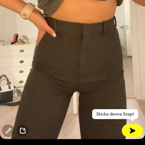 Zara kostymbyxor 34 - Mina älskade kostymbyxor från zara har blivit försmå, storlek 34! Superfin mörkgrå färg, passar längden 159-164 ❤️